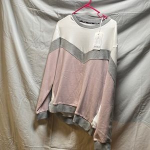 cute sweatshirt never been worn it says extra large but it’s more like a large